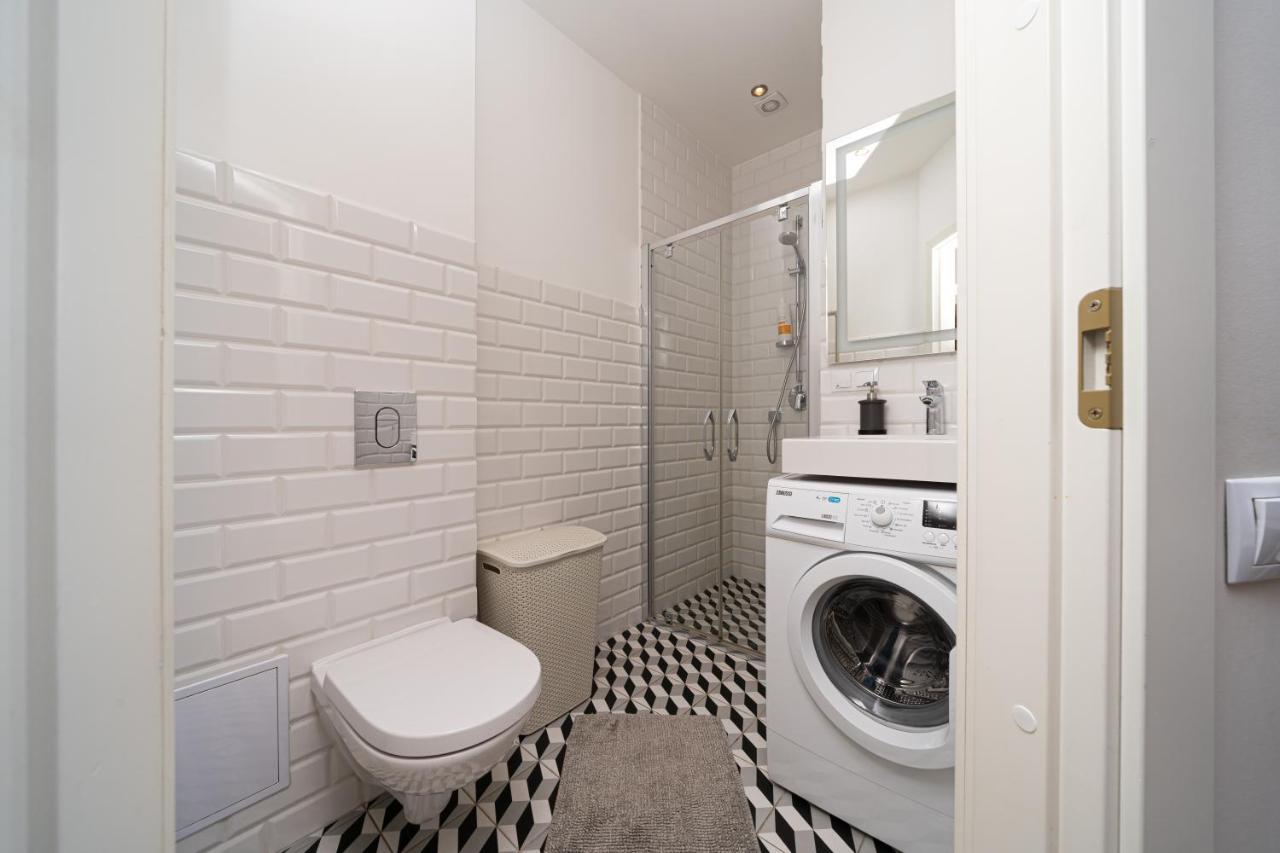 Stylish Studio Close To City Center, Cafes & Parks & Local Dining Рига Экстерьер фото